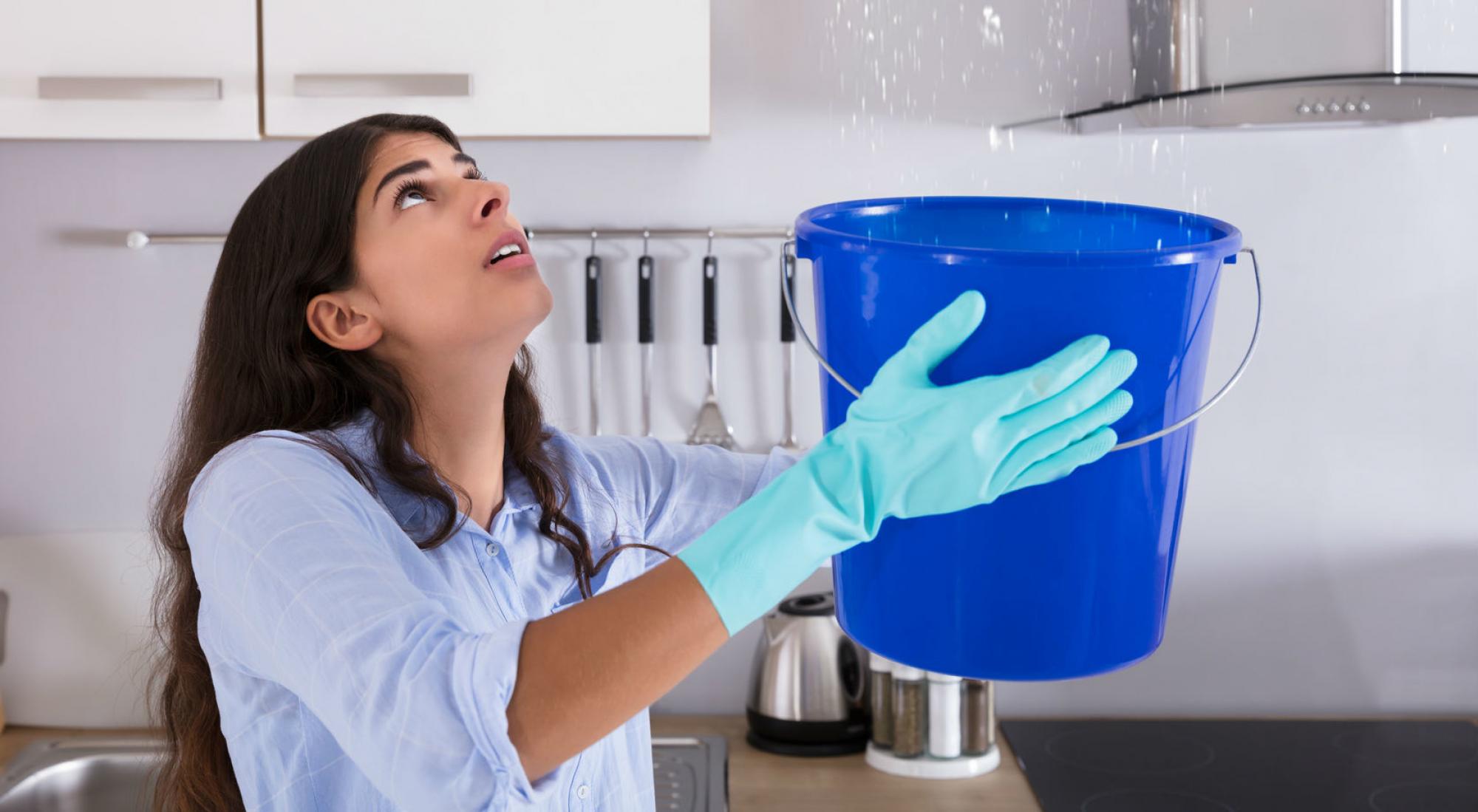 de l'eau qui coule du plafond à cause de la toiture en fuite